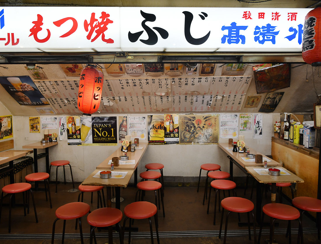 もつ焼き ふじの店内と看板